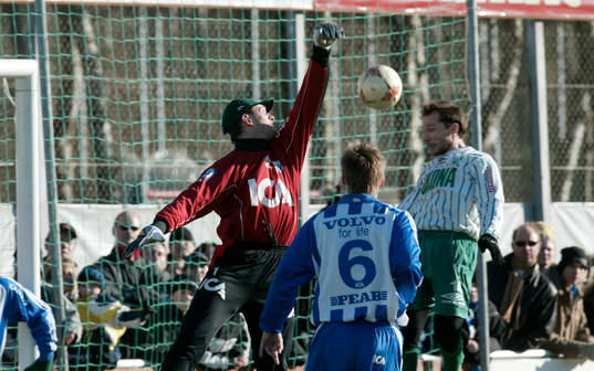 Henrik Andersson nätar för Frölunda