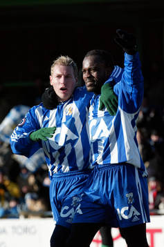 Peter Ijeh har gjort 3-0 och grattas av Jonas Henriksson