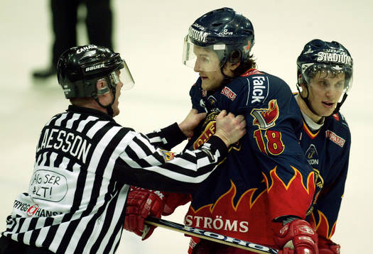 Domare Morgan Claesson fick ta tag i Tomas Kollar