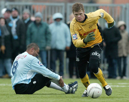 Samuel Holmén tar bollen, Afonso deppar