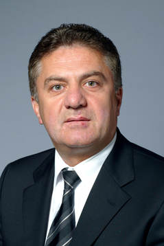 Charlie Sharro (senioransvarig)