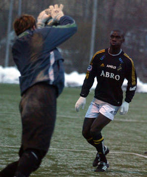 Pa-Modu Kah, AIK skjuter på mål