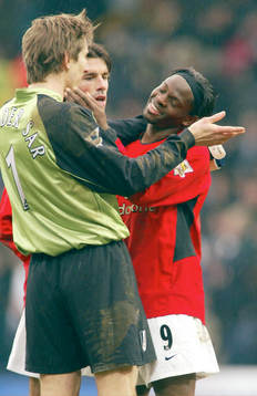 Louis Saha, Man U med f.d lagkamraten Edwin Van Der Sar,