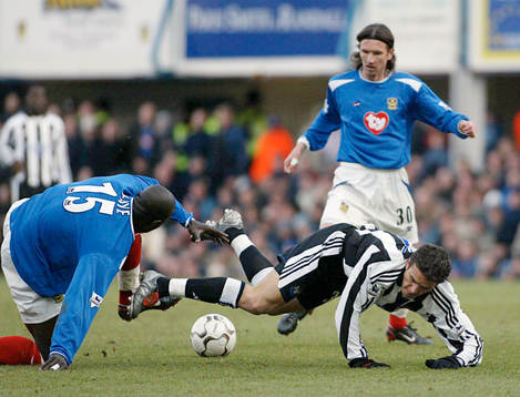 Andy Faye, Portsmouth mot Gary Speed, Newcastle