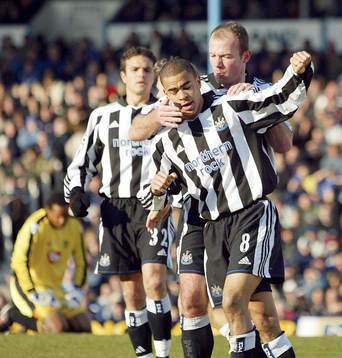 Kieron Dyer, Newcastle jublar åt Craig Bellamy's mål