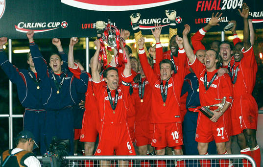 Middlesbroughs lagkapten Gareth Southgate lyfter