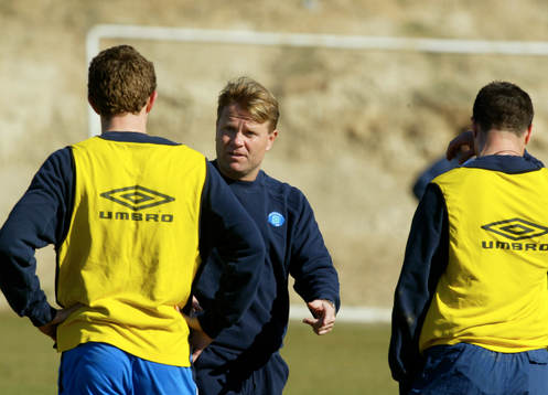 Mats Jingblad instruerar spelarna