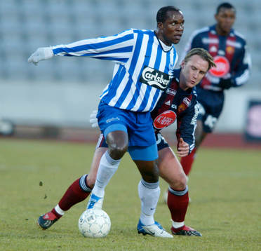 Andreas Johansson, Djurgården, attackerar en Odense-spelare
