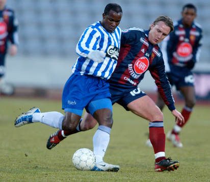 Andreas Johansson, Djurgården, attackerar en Odense-spelare