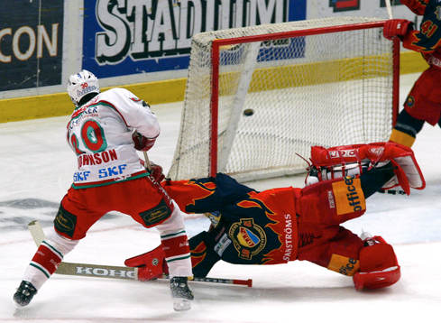 Jonas Johnsson, Frölunda sätter en puck bakom Petter