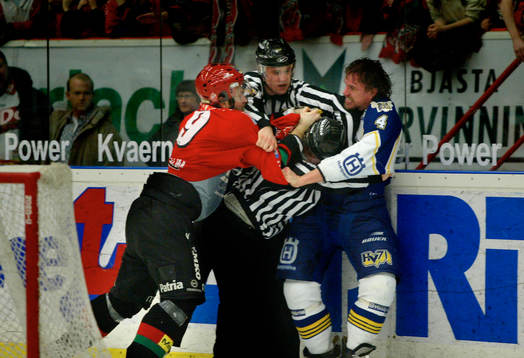 Magnus Wernblom, Modo och Fredrik Olausson, HV71 slåss.