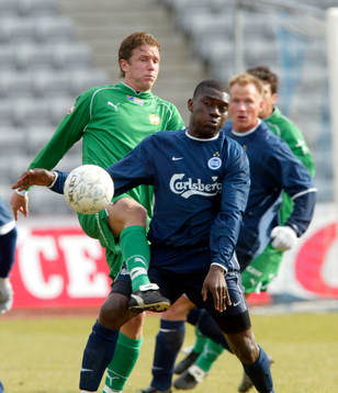 En närkamp mellan Mikkel Jensen, Hammarby och Mwape Miti,