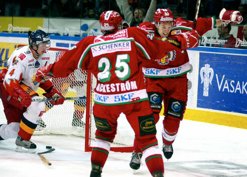 Jens Karlsson, Frölunda grattas av Oscar Ackerström