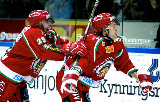 Jens Karlsson, Frölunda grattas av Oscar Ackerström