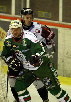Mikael Gath, Rögle, framför Magnus Österby, Malmö