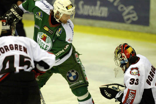Mikael Gath, Rögle, är framme och oroar Robert Borgqvist,