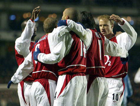 Thierry Henry, Arsenal omfamnas av lagkamrater