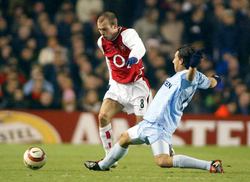 Arsenal's Fredrik Ljungberg med boll