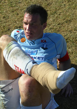 Patrik Andersson med en skadad fot