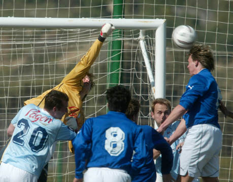Mattias Asper boxar bort bollen