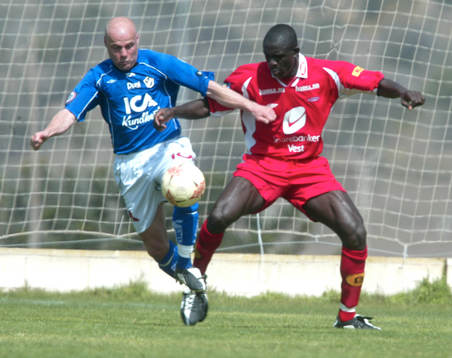 Magnus Svensson kämpar mot Seyi Olufinjana