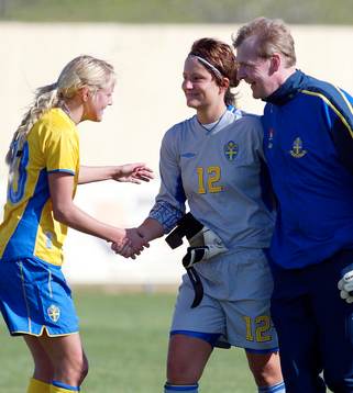 Sofia Lundgren, målvakt, Sverige gratuleras