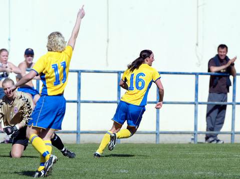 Salina Olsson har just gjort 1-0 till Sverige