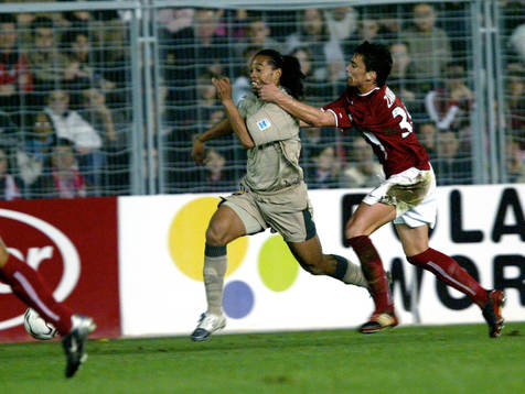 Ronaldinho, Barcelona rycker och backen försöker få