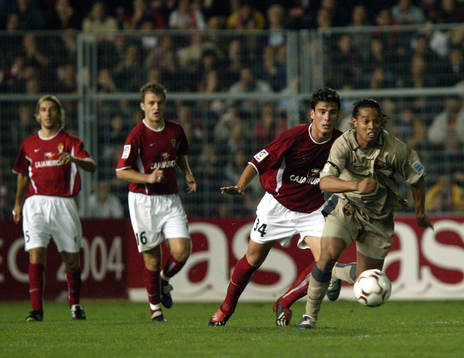 Ronaldinho, Barcelona rycker ifrån Murcia-försvaret