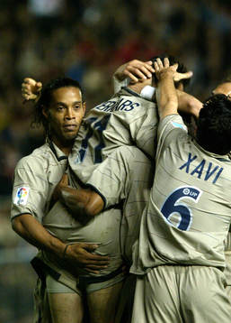 Ronaldinho grattar och lyfter Overmars. Jubel