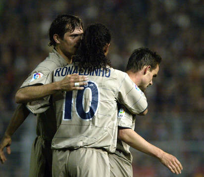 Ronaldinho gratulerar Overmars. Jubel