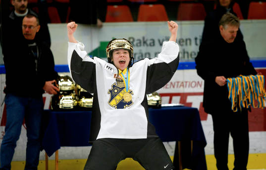 (AIK Svenska Mästare, SM-Guld) Andrea Morger vrålar ut