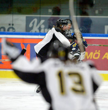 (AIK Svenska Mästare, SM-Guld) Vilt jubel när 5-2 pucken