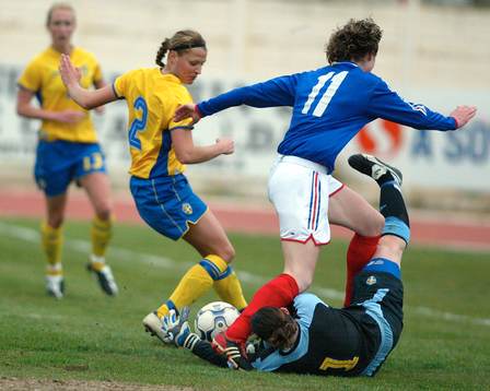 Caroline Jönsson, målvakt, Sverige överkkörd av