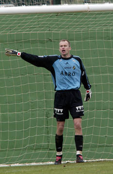 AIK - HamKam: Håkan Svensson, målvakt,  dirigerar