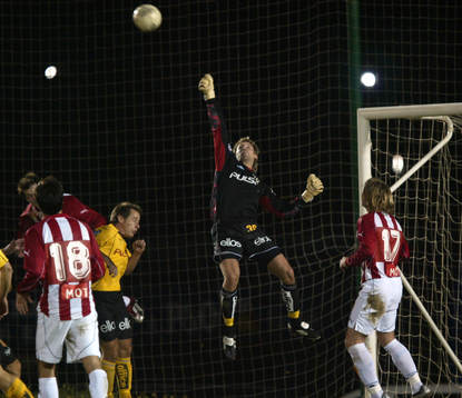 Johan Wiland, målvakt, Elfsborg, boxar ut bollen