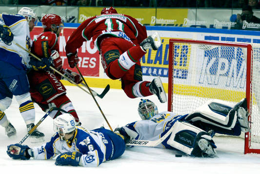 Bläddra bland fler bilder av Ishockey, Elitserien, Semifinal, Frölunda - HV71