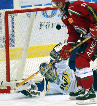 Magnus Kahnberg, Frölunda testar Stefan Liv i HV71 målet