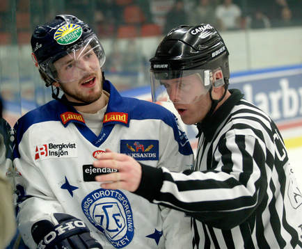 Niklas Persson, Leksand, fick matchstraff