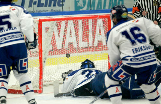 Johan Backlund, målvakt, Leksand, ser pucken leter sig in