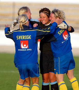 Sofia Lundgren, målvakt, Sverige gratuleras