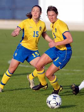 Therese Sjögran och 1-0 målskytten Malin Andersson,