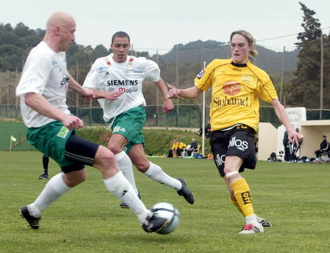 Lasse Nilsson försöker passera Peter Sörensen (f.d.MFF)