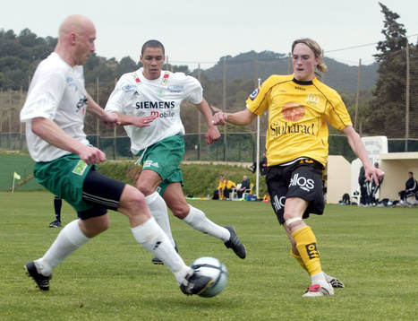 Lasse Nilsson försöker passera Peter Sörensen (f.d.MFF)