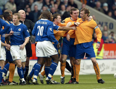 Duncan Ferguson, Everton hålls tillbaka av lagkamrater