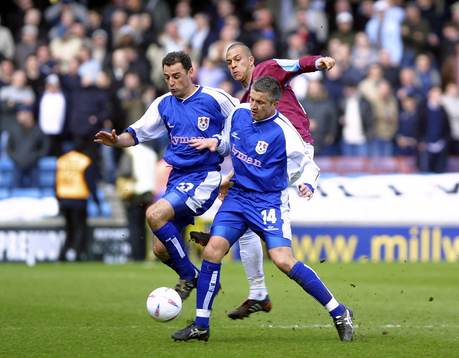 Millwall's Kevin Muscat och Andy Roberts utmanar   Bobby