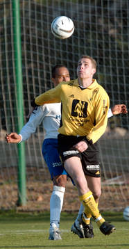 Filip Apelstav bakom Raufoss-spelare