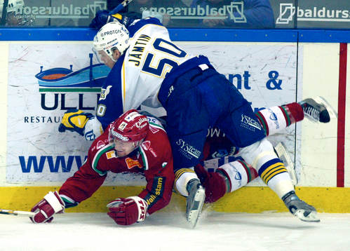 Andreas Jämtin, HV71 trycker till Matti-Jussi Niemi,