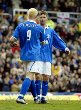 Mikael Forssell tar bollen från Bryan Hughes, Birmingham