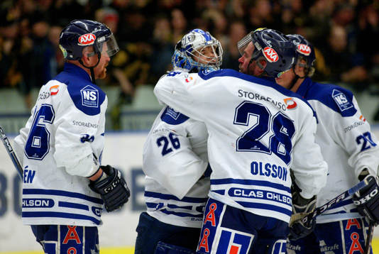 Deppigt Leksand, målvakten Johan Backlund kramas om av